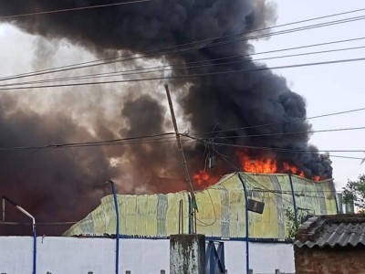 West Bengal: Massive fire breaks out at Howrah chips factory, firefighting ops underway