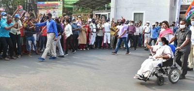 Bengal Polls 2021: Mamata Banerjee holds roadshow in Kolkata