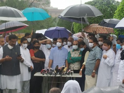 Opposition 'unites' against Modi govt on Pegasus, Rahul trades 'anti-national' charge against Centre