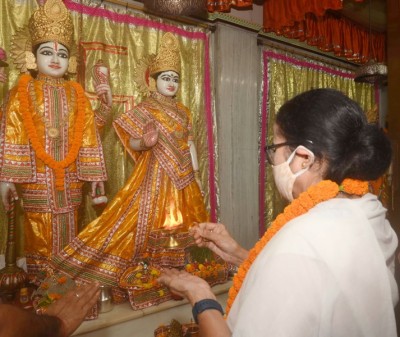 Bengal: Mamata Banerjee campaigns in poll-bound Bhabanipur, visits temple
