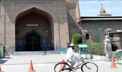 Jammu and Kashmir: Prayers again suspended at historic Jamia Masjid, Hazratbal to prevent COVID
