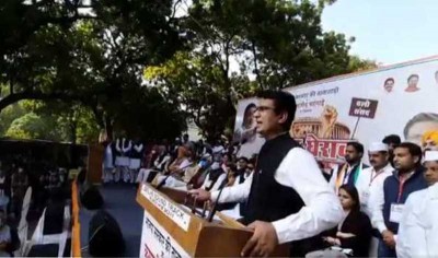 Congress stages protest against Centre, Delhi govt