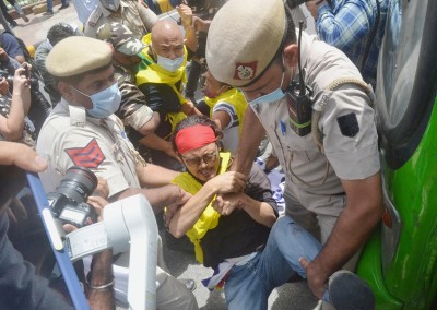 Tibetian Youth Congress activists protest at Chinese embassy in New Delhi, arrested