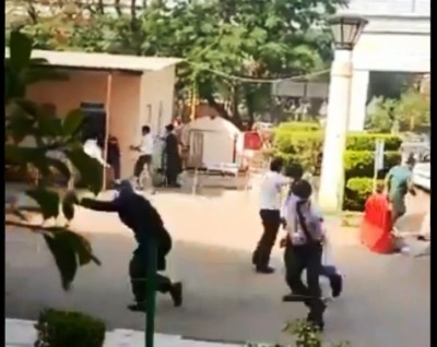 Doctors attacked in Delhi hospital after Covid patient dies