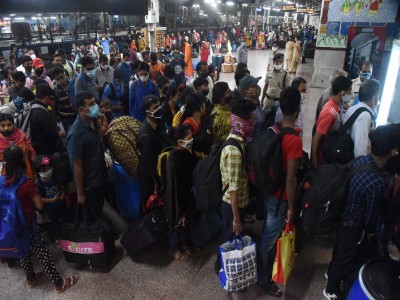 As thousands reach Mumbai station amid Covid surge,  Railways asks people not to panic and avoid crowding