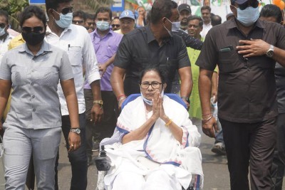 Bengal: EC slaps notice on Mamata over 'gherao CRPF' remark, seeks explanation by Apr 10