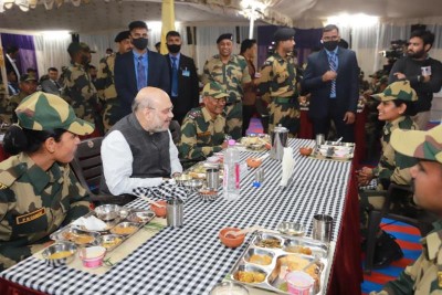 Amit Shah having dinner with BSF personnel at BSF camp in Jaisalmer