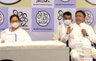 Mamata welcomes back Mukul Roy to TMC, shuts door for pre-poll turncoats