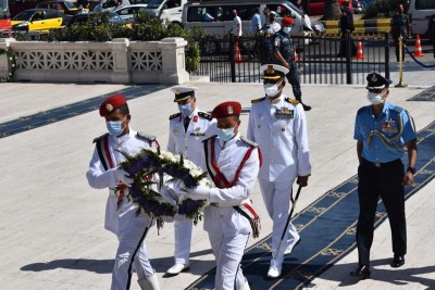 Commanding Officer INS Tabar lay wreath at unknown soldier memorial at Alexandria