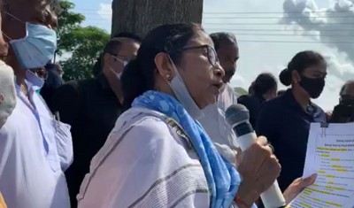 West Bengal: Mamata Banerjee aerially surveys flood-affected districts