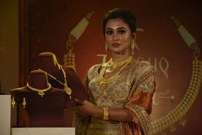 Tollywood actress Mimi Chakraborty unveils Tanishq’s exclusive Pujo collection Shaaj