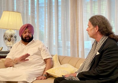 Amarinder Singh talking with German Ambassador to India