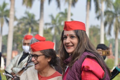 Opposition MPs wear red caps after Modi takes 'Laal Topi' jibe at Samajwadi Party