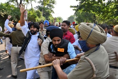 SAD workers led by Sukhbir Badal gherao Punjab CM's residence