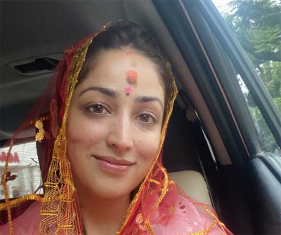 Kolkata: Yami Gautam offers prayers at Dakshineswar,  Kali Bari Temple amid Lost shooting