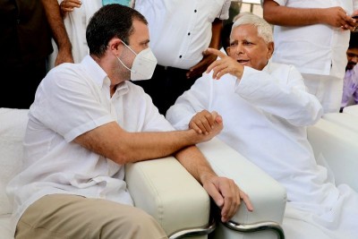 Lalu Yadav, Rahul Gandhi visit Ramvilas Paswan's residence on death anniversary, pay tributes