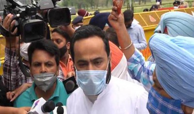 Punjab: AAP politicos gherao Amarinder's residence against his decision of patronage to partymen