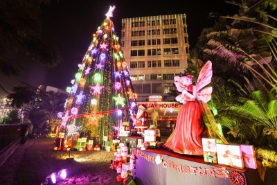 Apeejay House in Park Street erects tallest Christmas tree of Kolkata