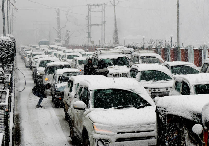 Jammu and Kashmri experiences fresh spell snowfall