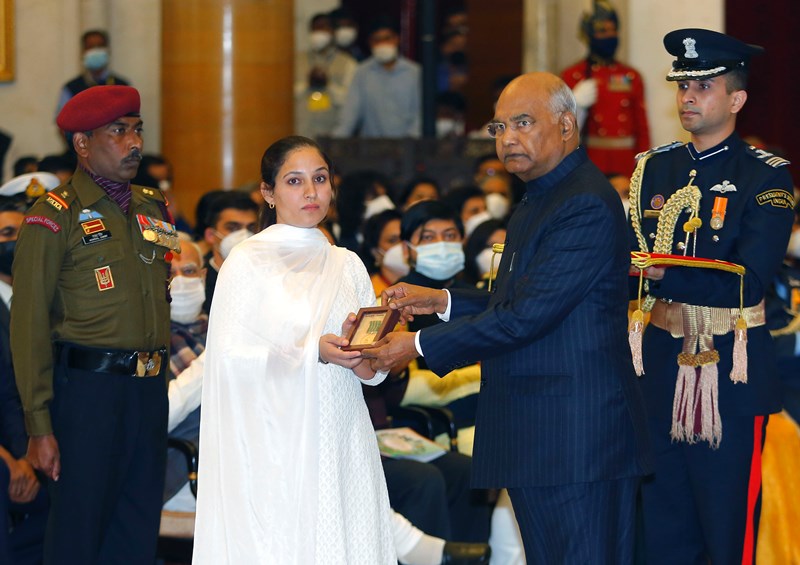 Ram Nath Kovind presents Shaurya Chakra to Constable Zaker Hussain