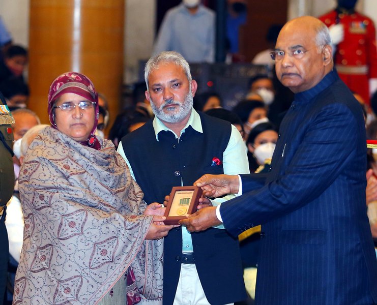 Ram Nath Kovind presents Shaurya Chakra to Constable Zaker Hussain