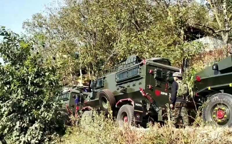 Kashmir: Security force vehicles moving towards encounter site