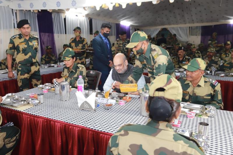 Amit Shah having dinner with BSF personnel at BSF camp in Jaisalmer