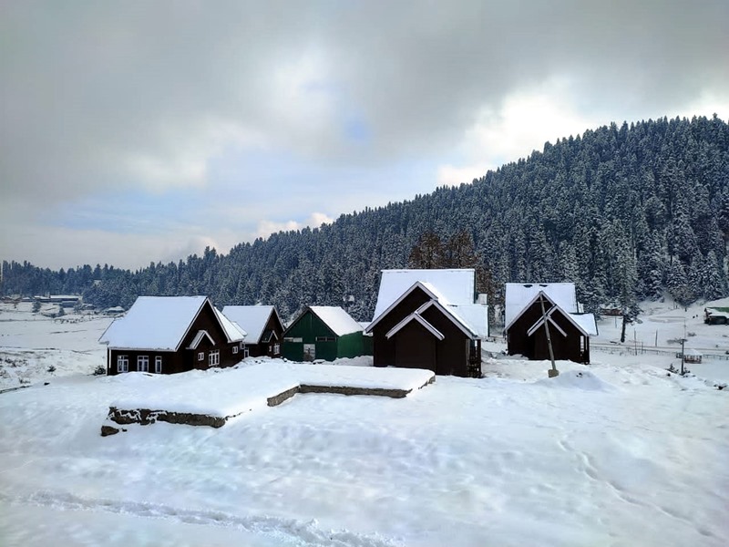 Tourists enjoying in Gulmarg