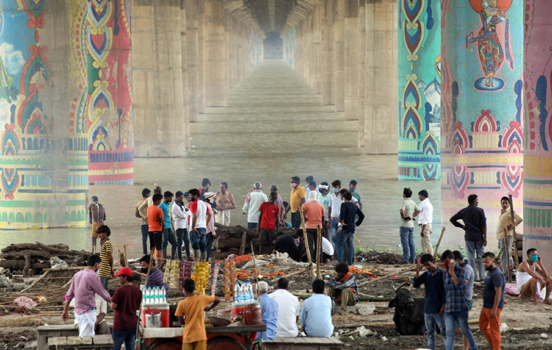 People performing cremation under Shastri Bridge