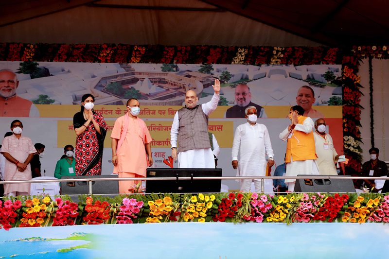 Amit Shah offers prayers at a temple in Varanasi