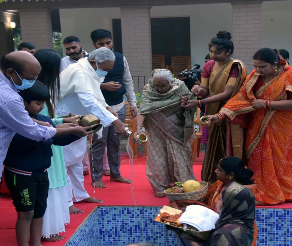 Bihar Chief Minister Nitish Kumar completes Chhath rituals at Patna residence