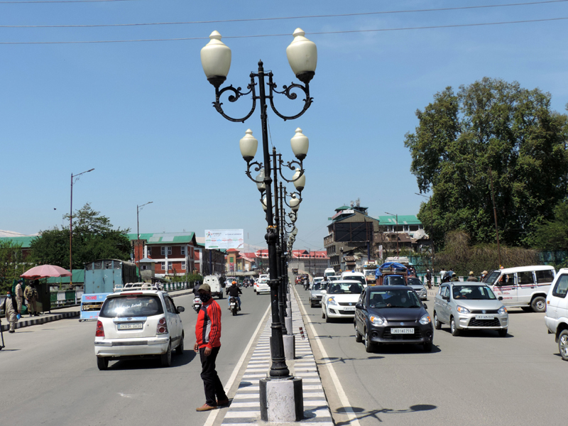 India fights Corona amid a massive spike