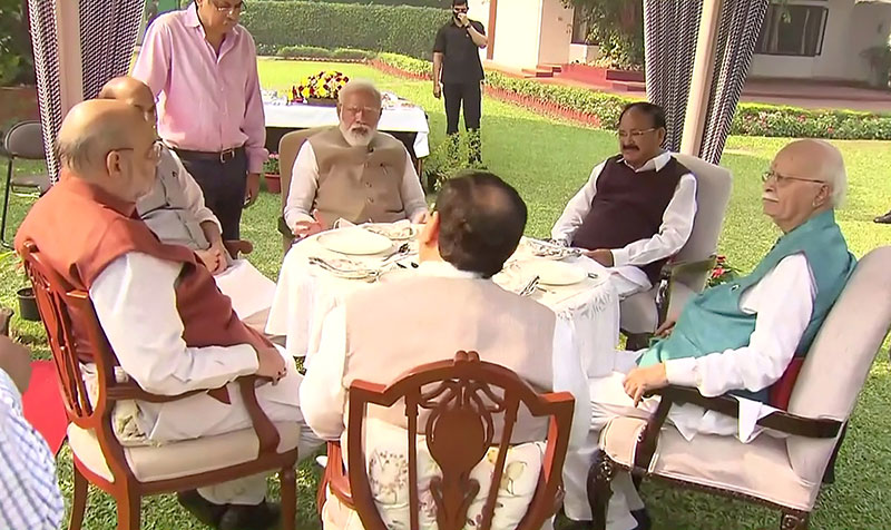 PM Modi visits LK Advani on his birthday