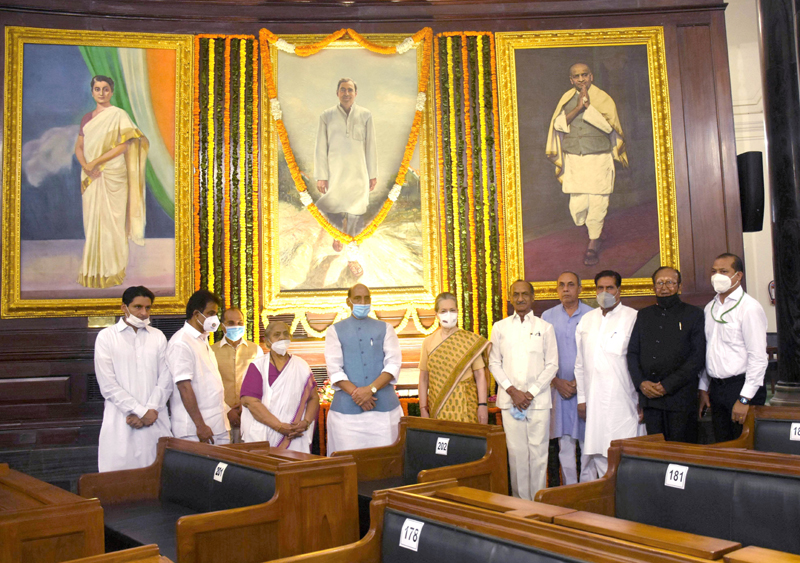 Rajnath Singh, Sonia Gandhi pose for photograph after paying home to Rajiv Gandhi