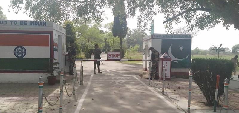 Tourists along India-Pakistan border