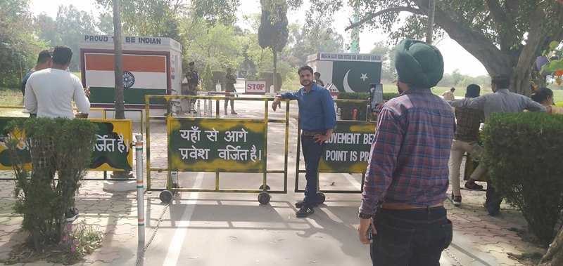 Tourists along India-Pakistan border