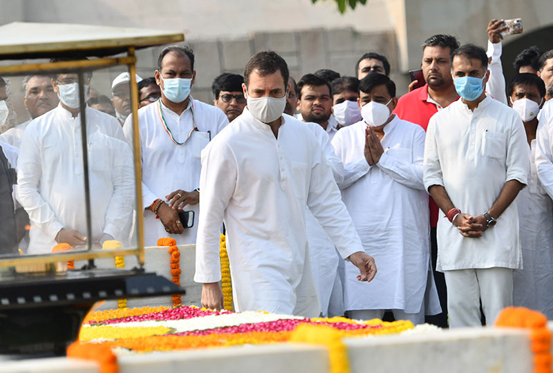 Gandhis pay tribute to Mahatma Gandhi