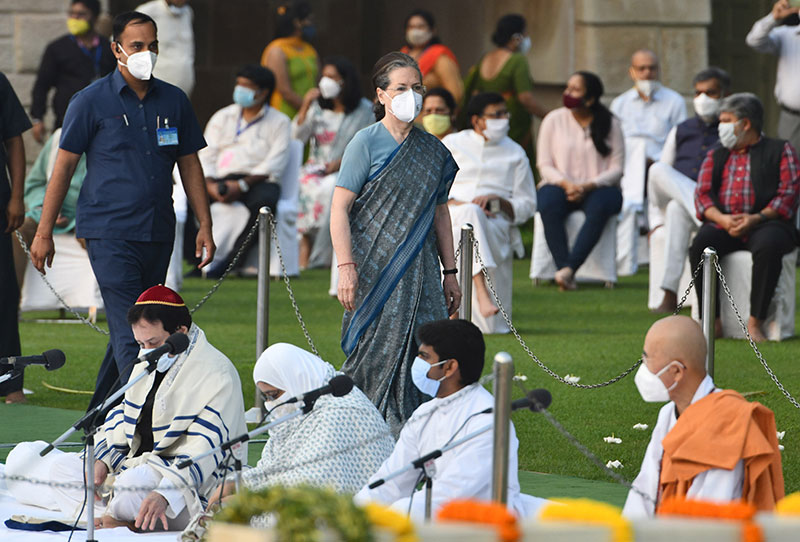 Gandhis pay tribute to Mahatma Gandhi