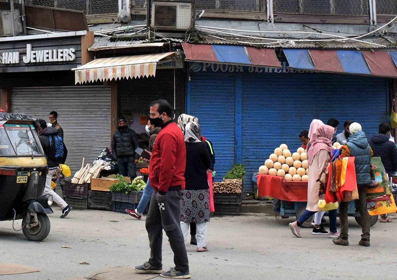 Traffic police challan vehicles flouting Covid SOPs in Srinagar