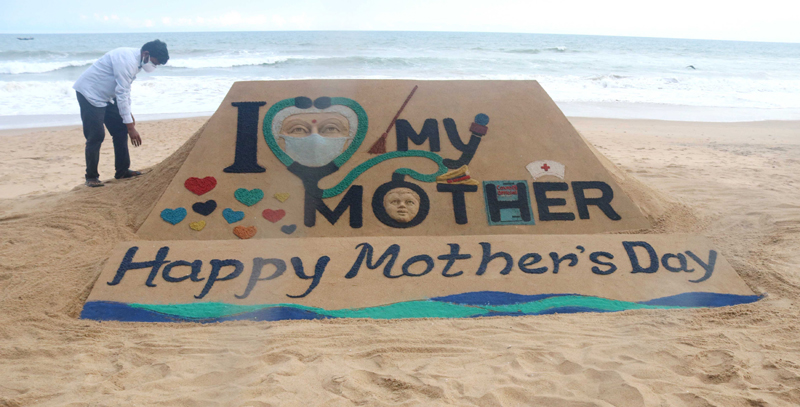 Sudarshan Pattnaik makes sand sculpture on Mothers Day