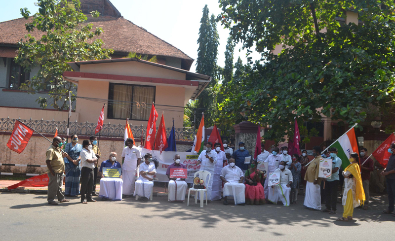 Members of trade union groups staging dharna demanding farm laws' withdrawal in Thiruvananthapuram