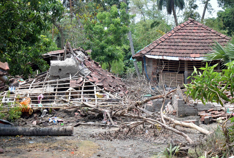 Bengal: Relief materials distributed to Yaas-Affected people