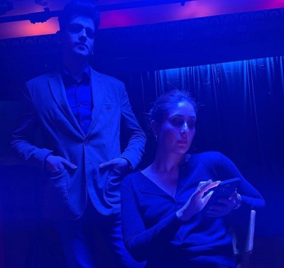 Kareena Kapoor Khan caught her co-star peeping into her mobile phone, check out what happens next