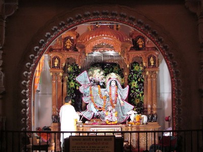 Uttar Pradesh: 2 die due to suffocation, 7 taken ill at Banke Bihari temple