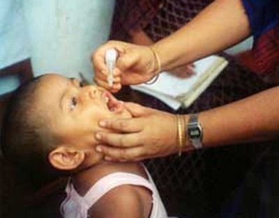 Pakistan : 2 policemen guarding anti-polio team shot dead