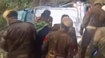 Kashmir: Five killed, one injured as cab falls into gorge