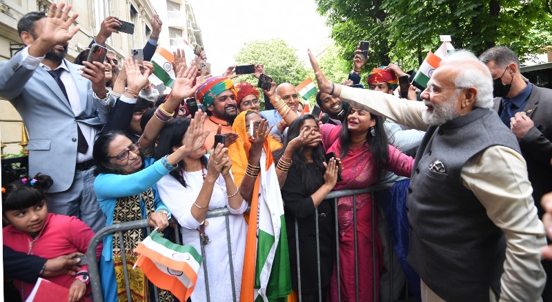 PM Modi arrives in Paris