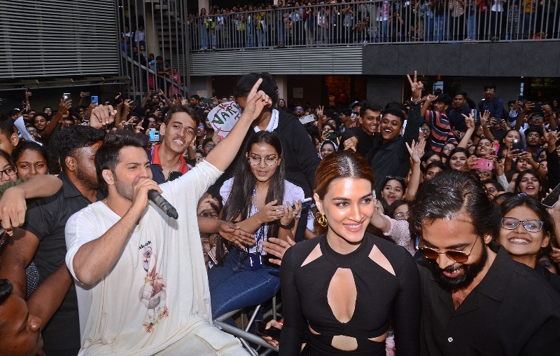 A day out for Varun Dhawan, Kriti Sanon in Kolkata for Bhediya