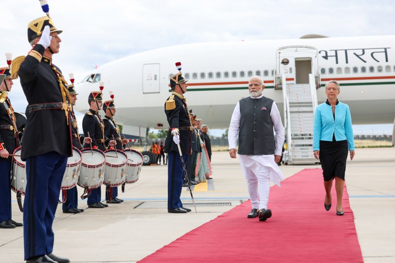 PM Modi receives ceremonial welcome on his arrival at Paris airport