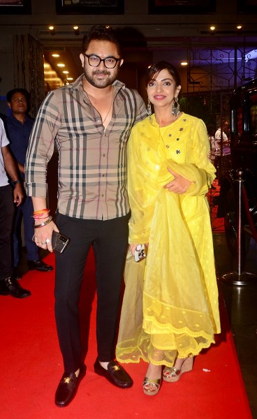Glimpses of a star-studded premiere of Dev's Byomkesh O Durgo Rohosyo